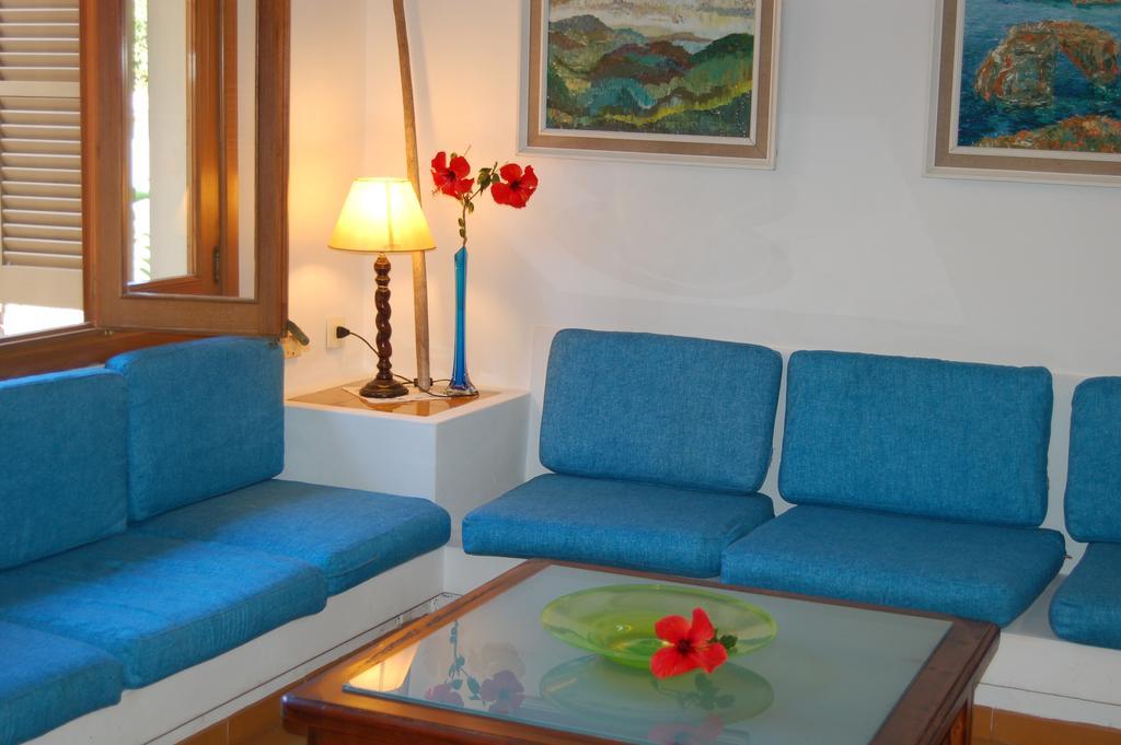 Mountain Beach Villas: Family-Friendly Retreat for Active Travelers Port de Pollenca Room photo